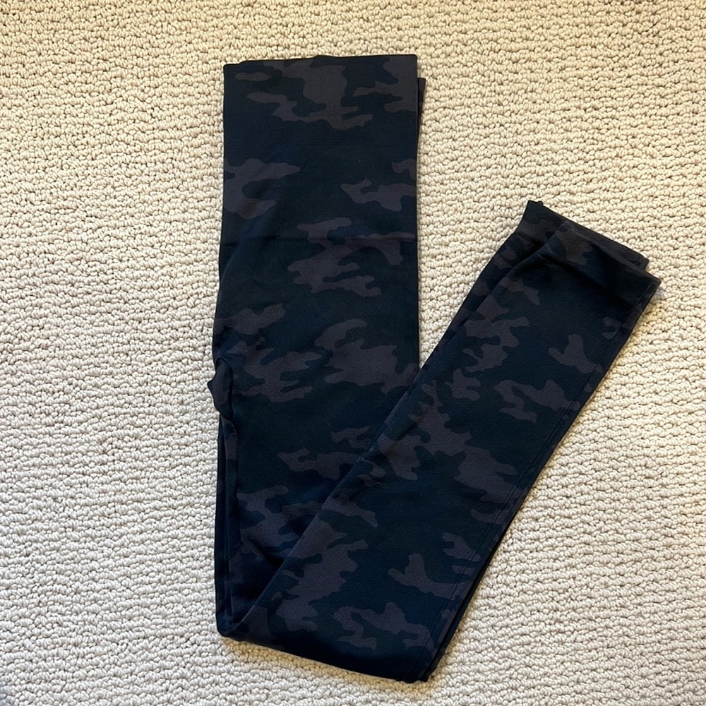 Spanx Look at Me Now Camo Seamless Leggings Crop Capri Pant